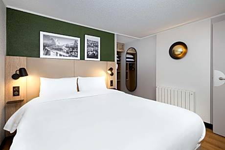 Standard Room - 1 Queen Bed