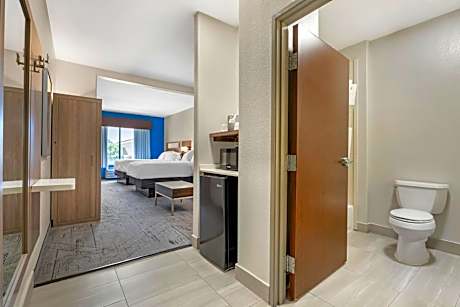 Deluxe Suite - Hearing Accessible - Non-Smoking