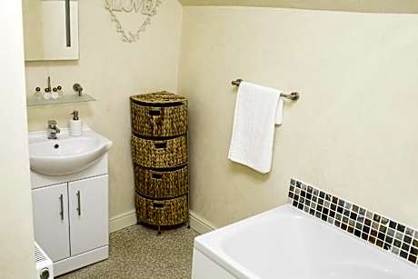 Double Or Twin-Superior-Ensuite With Bath-Street View-Bath Tub & Shower