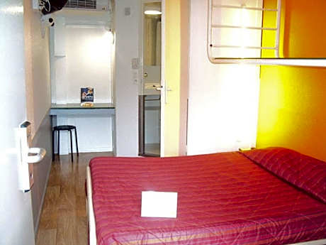 Triple Room (1 Double Bed + 1 Single Bed)
