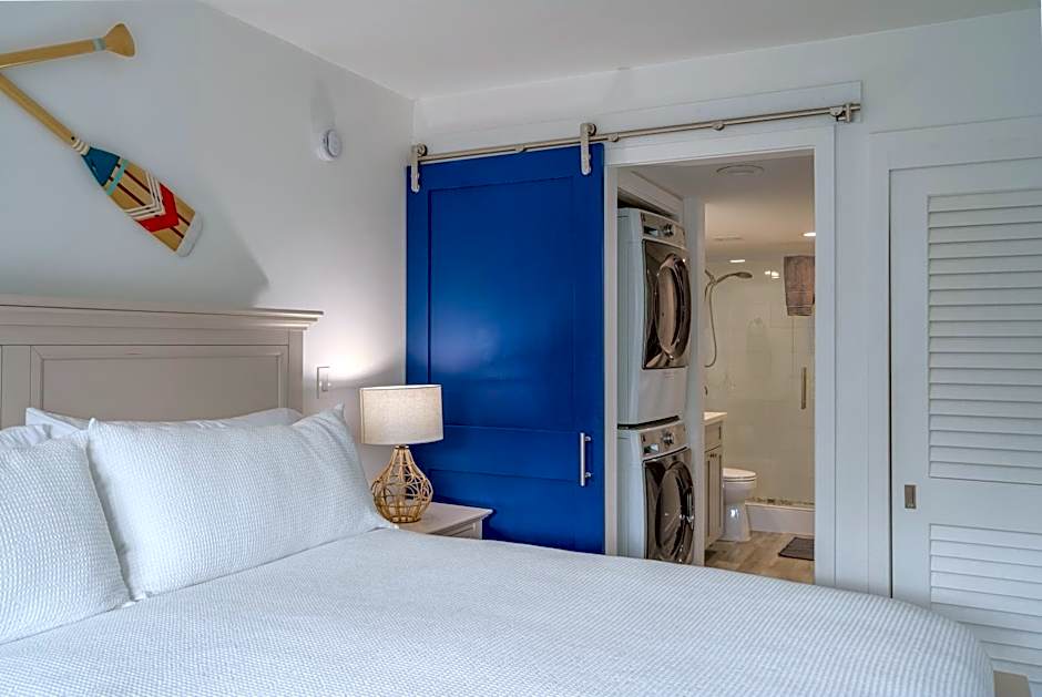 Renovated Condo - 3 Min Walk to Toes in the Sand!