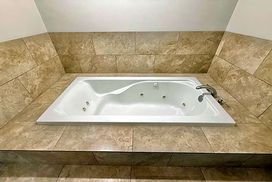 Super 8 by Wyndham Salina/Scenic Hills Area