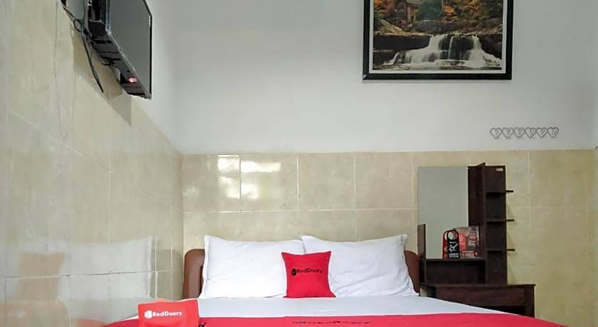 RedDoorz @ Hotel Surabaya Sumenep