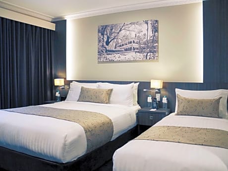 DELUXE ROOM, 1 QUEEN AND 1 LONG SINGLE BED