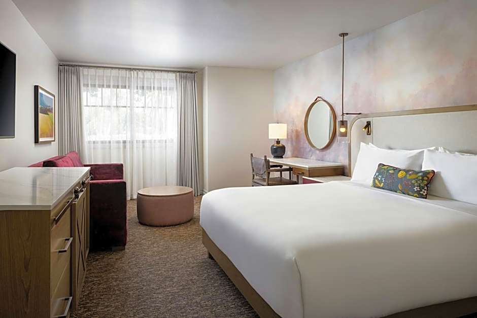 Foto 1 dari 2 — Standard 1 King Bed with Sofabed, City View