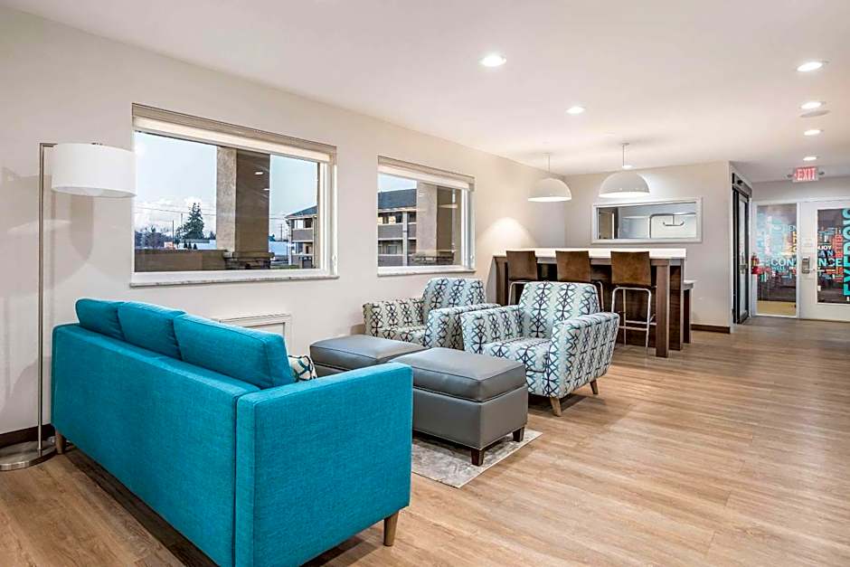 Clarion Pointe East Lansing University Area