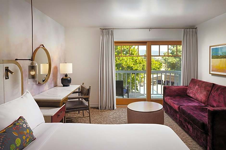 Foto 1 dari 2 — Standard 1 King Bed with Sofabed, Balcony