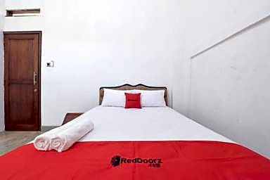 RedDoorz Syariah near Dago Pakar 2