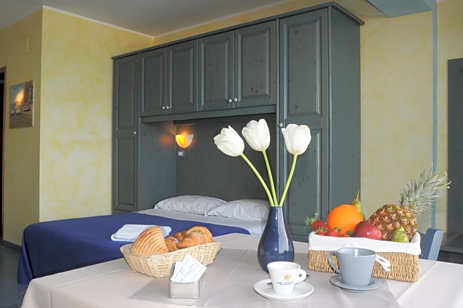 Three-room apartment a stones throw from the sea
