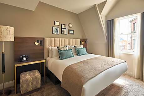 One-Bedroom King Suite with Bath