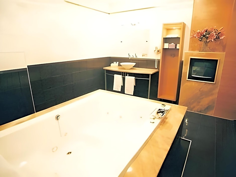 Royal Group Motel Chien Kuo Branch