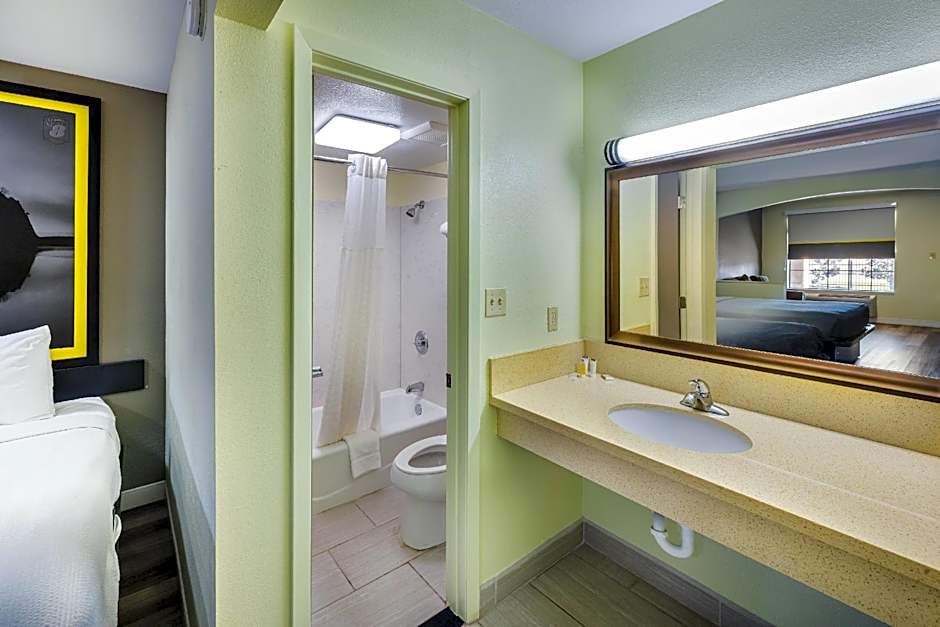 Super 8 by Wyndham Jackson MS Near the Fairgrounds