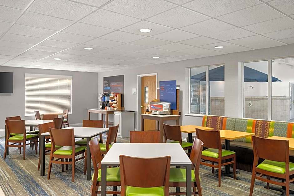 Holiday Inn Express & Suites New Buffalo, MI By IHG