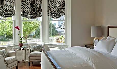 Deluxe Queen at Blue Door Inn