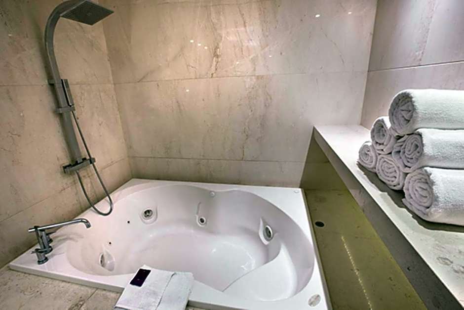 HS HOTSSON Hotel Leon