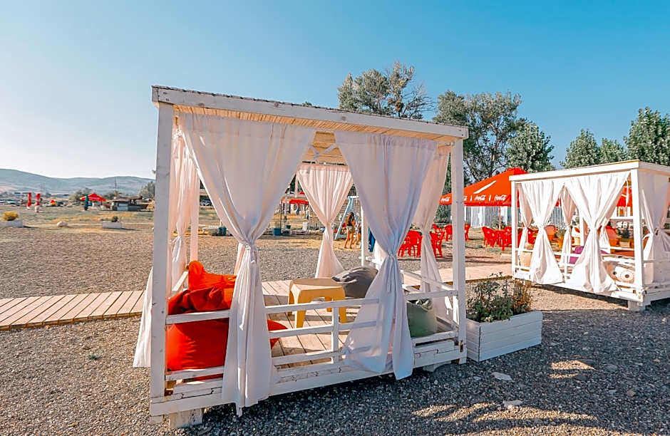 Laguna Beach Club Bazaleti Lake