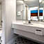 La Quinta Inn & Suites by Wyndham Pittsburgh Airport