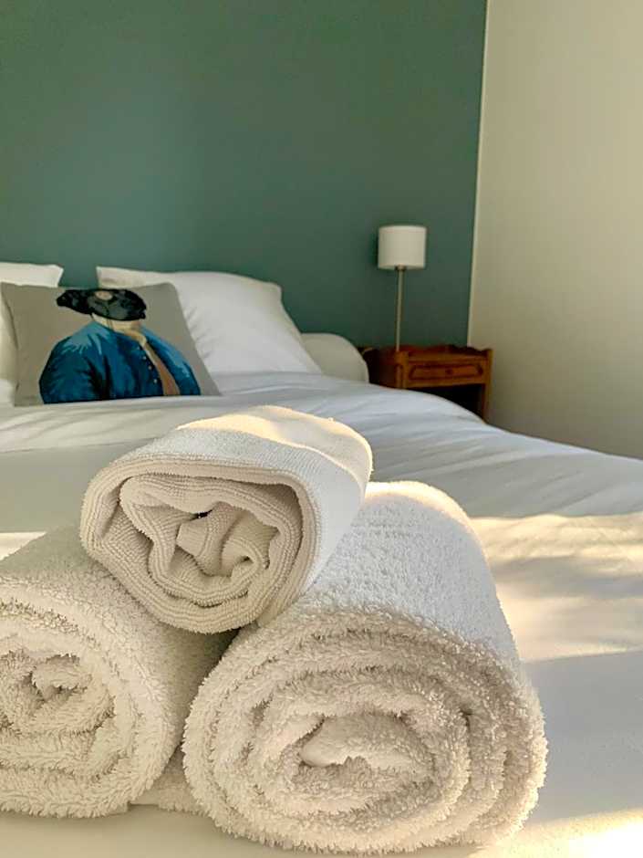 Le Patio, chambres d hôtes pour adultes en Camargue, possibilité de naturisme à la piscine,