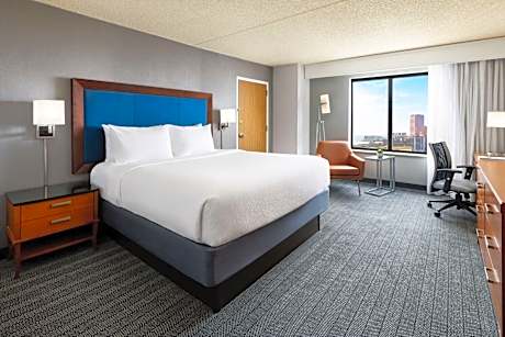 King Room with Adapted Tub - Mobility Accessible