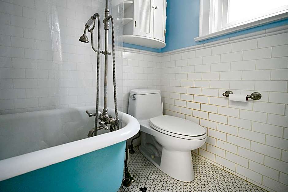 Bright and Quiet Bedroom near Subway, Koreatown and UofT