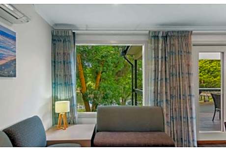 Deluxe 2 Bedroom Lakeview Cottage