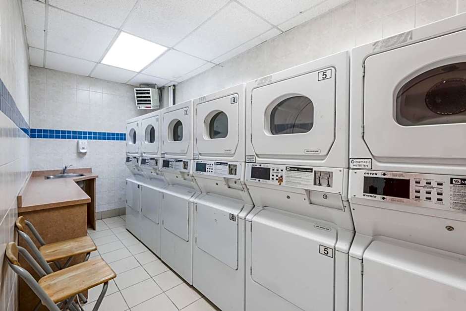 Super 8 by Wyndham Mississauga