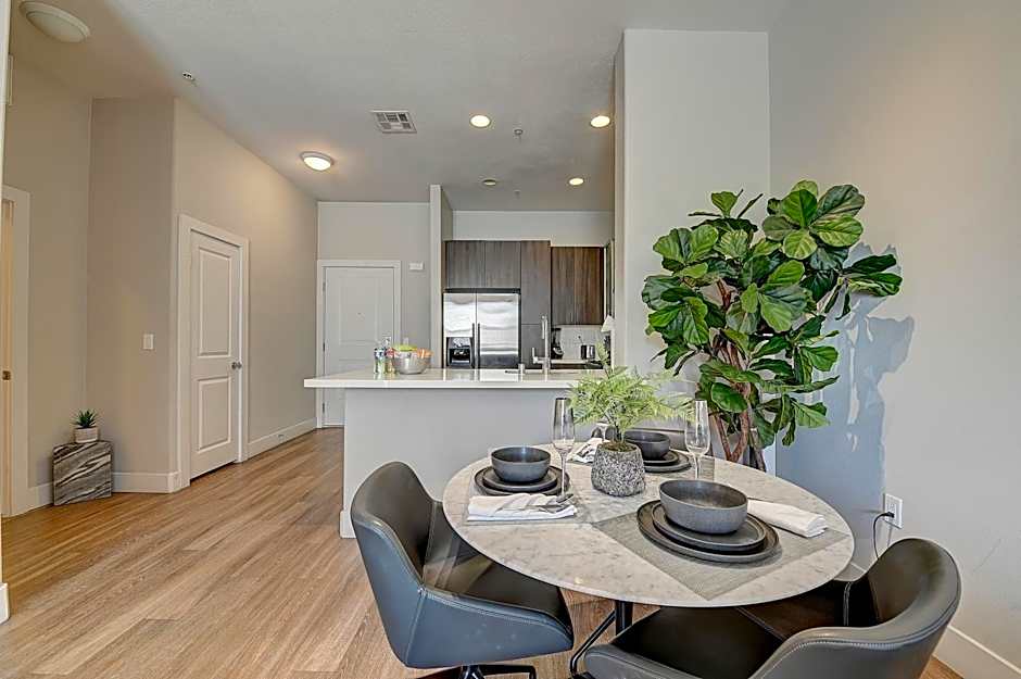 Penthouse One Bedroom Garden View Condo by UCLA