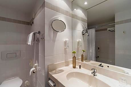 Queen Room with Roll-In Shower - Mobility Accessible/Non-Smoking