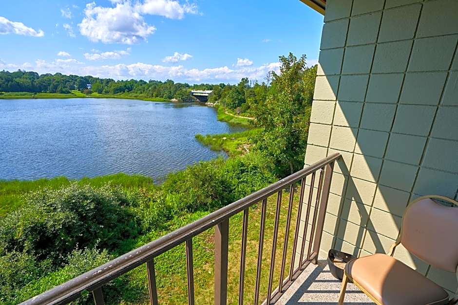 Riverview Inn & Suites