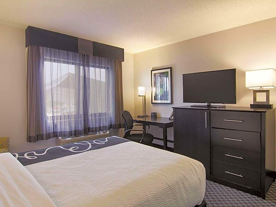 La Quinta Inn & Suites by Wyndham Cleveland - Airport North