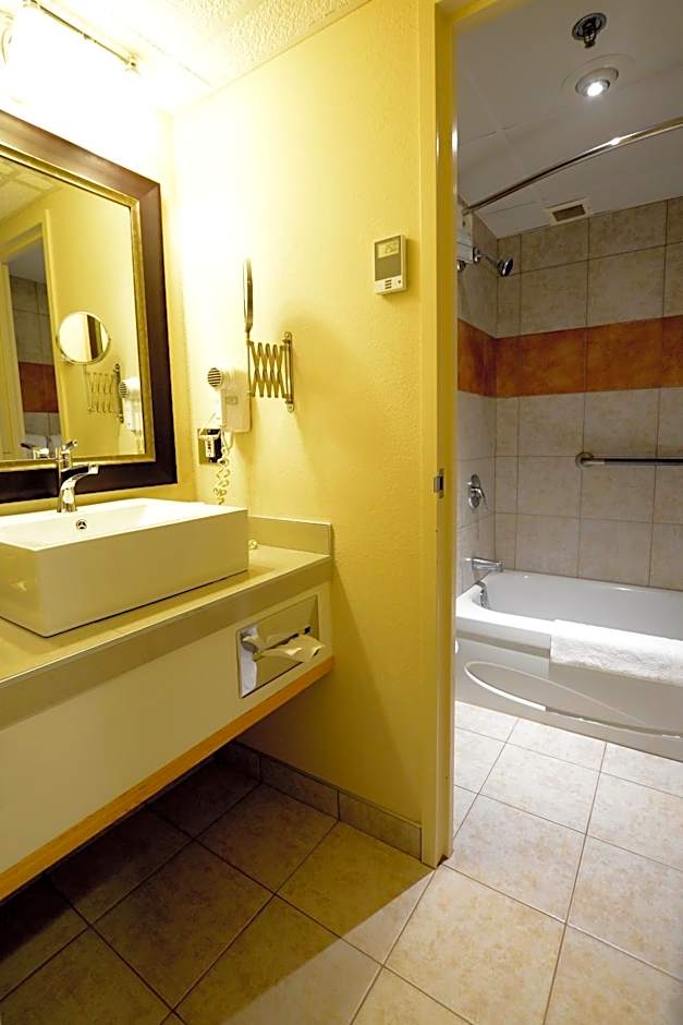 Centre De Congres Et Hotel La Sagueneenne