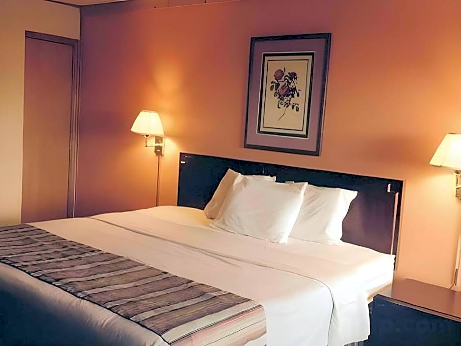 Americas Best Value Inn & Suites Macon at Sunset Dr