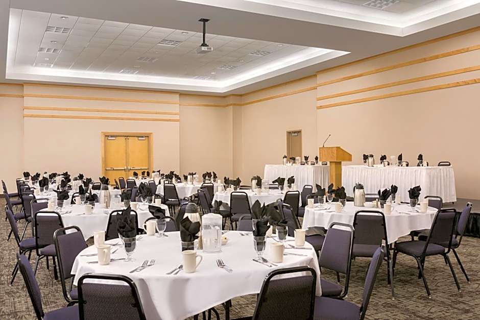 Country Inn & Suites by Radisson, Fergus Falls, MN