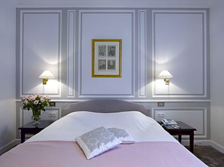 1 Queen Bed Non-Smoking Superior Room Quiet Location Desk Upscale Bathroom Amenities Continental Bre