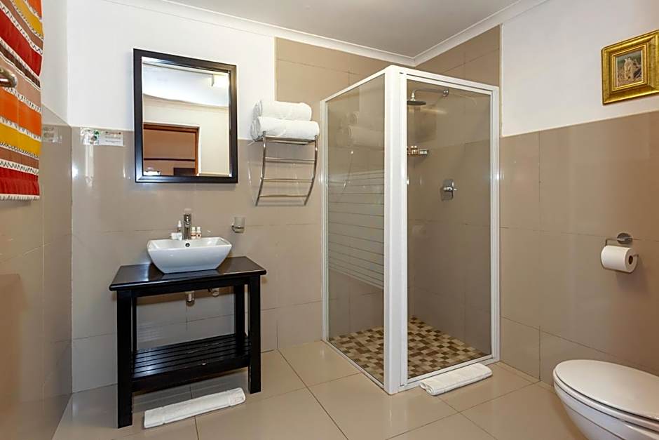 Inverdoorn Game Reserve Lodge