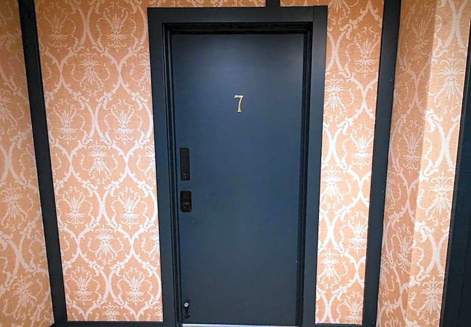 Speakeasy Queen Suite (Rm 7)