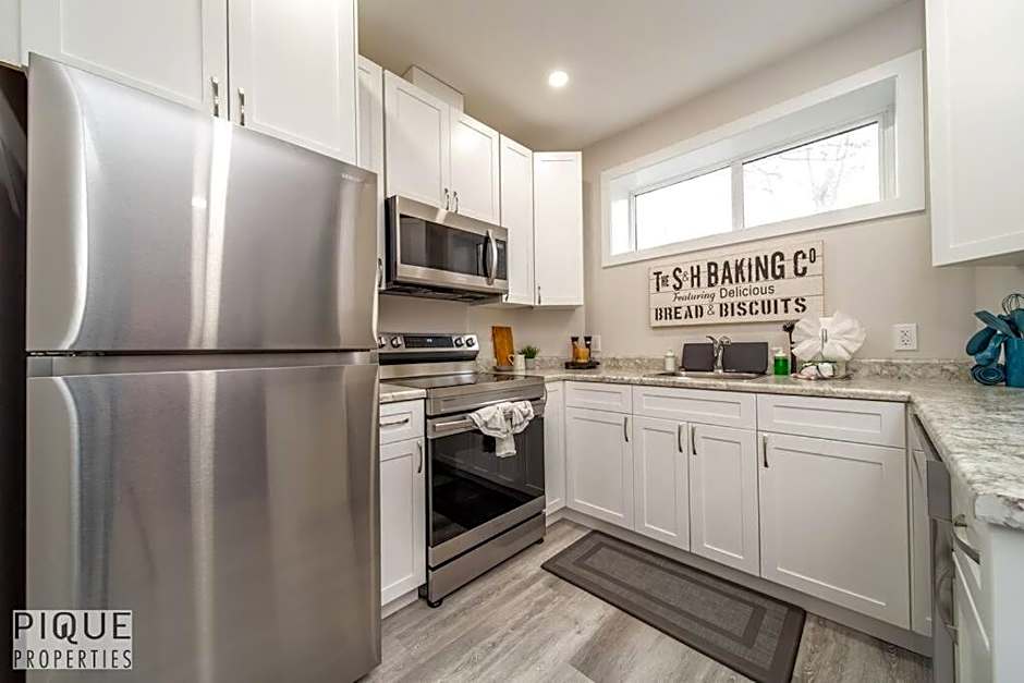 NEW, Mountain Chic Suite, Whyte Avenue, Netflix, WiFi, Sleeps 6