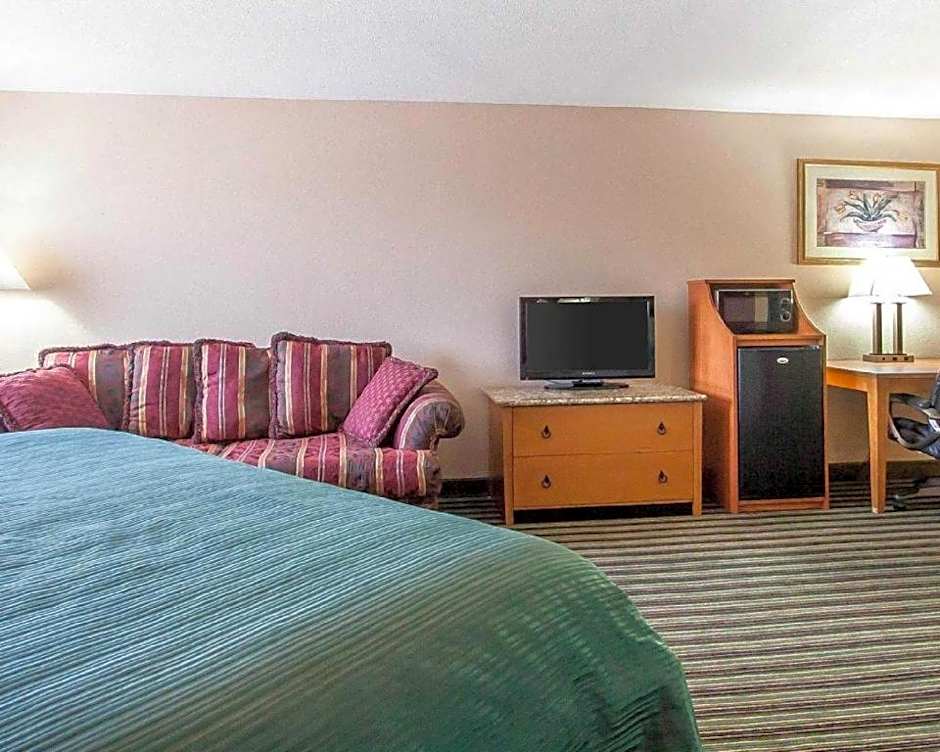 Econo Lodge Inn & Suites