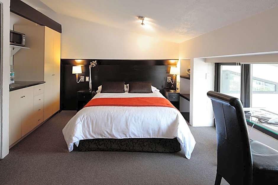 Aztic Hotel and Executive Suites