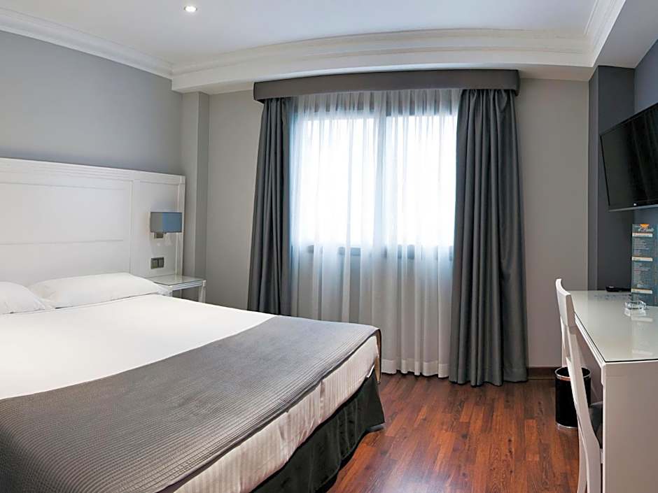 Photo 1 of 17 of 1 Double Bed or 2 Beds