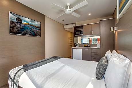 Motel Queen Bed Ocean View