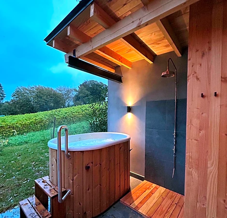 Cabanes avec jacuzzi les pieds dans la vignes