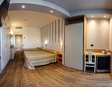 Superior Room with Lateral Sea View - Beach Access