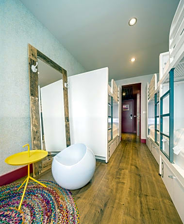 Bed in Six Bedded Mixed Room Private Bathroom (6 Twin Beds)