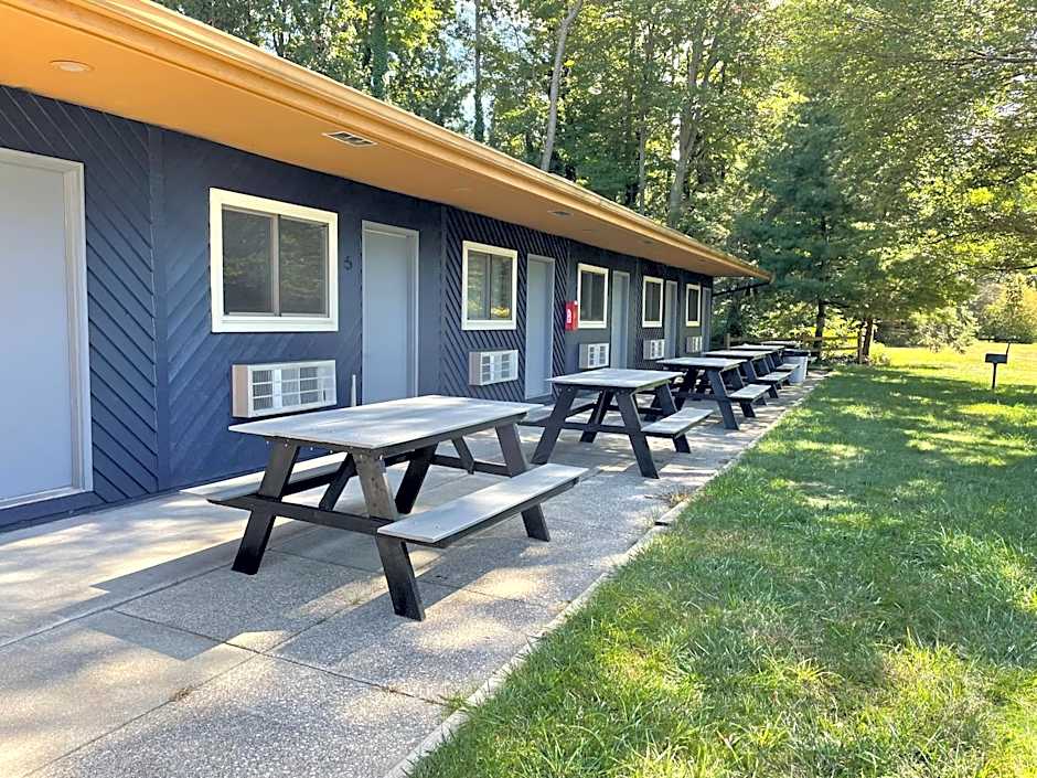 Lake Bluff Inn and Suites