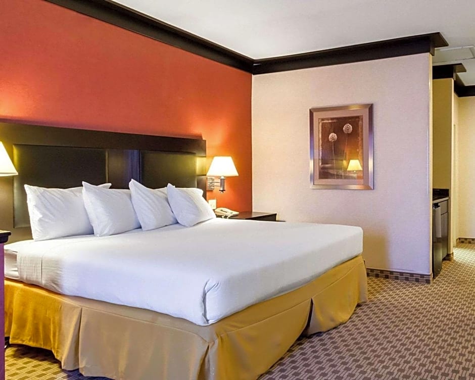 Quality Inn & Suites Oakwood Village - Cleveland South