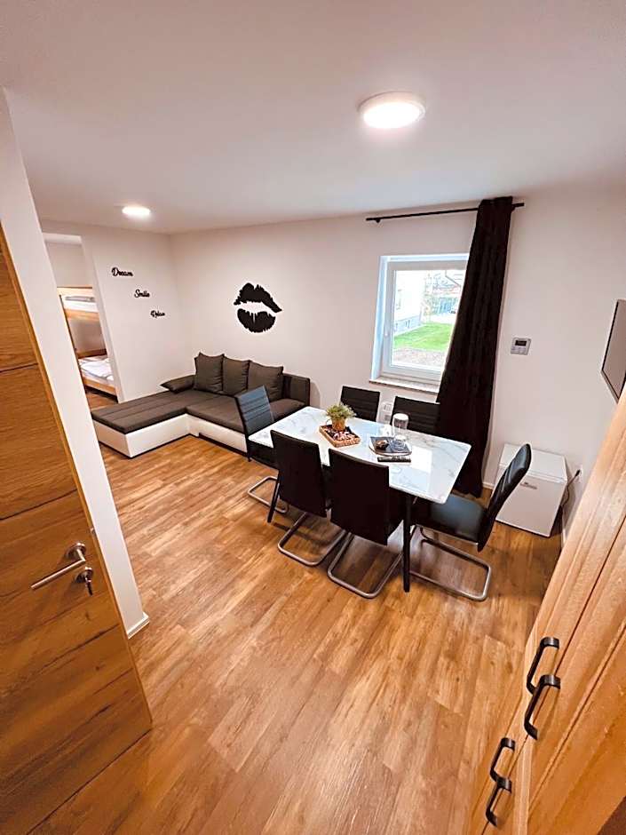 PJ Hotel Cerklje - 5min to Airport - Free Parking