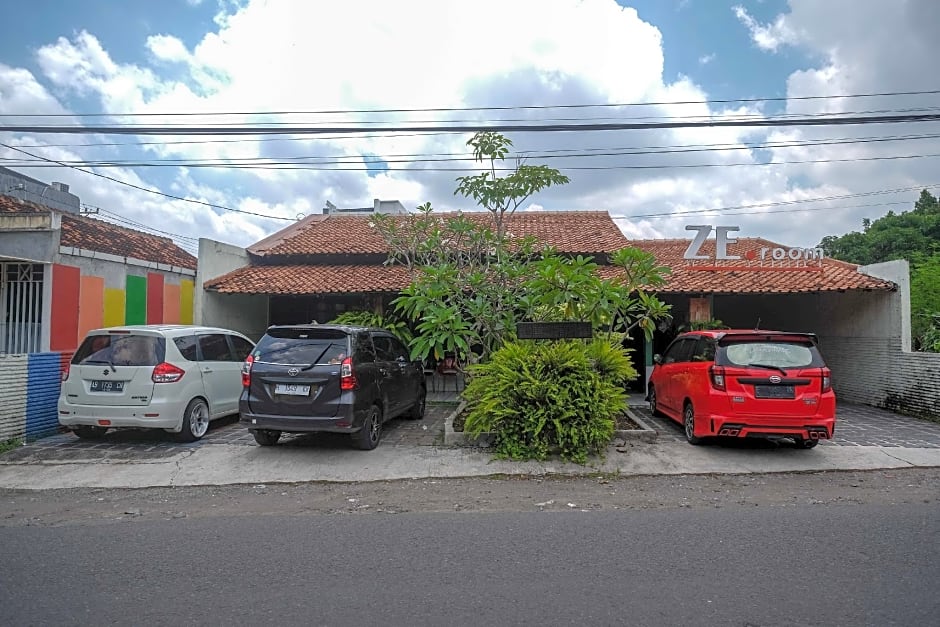 RedDoorz near Lotte Mart Maguwoharjo Yogyakarta