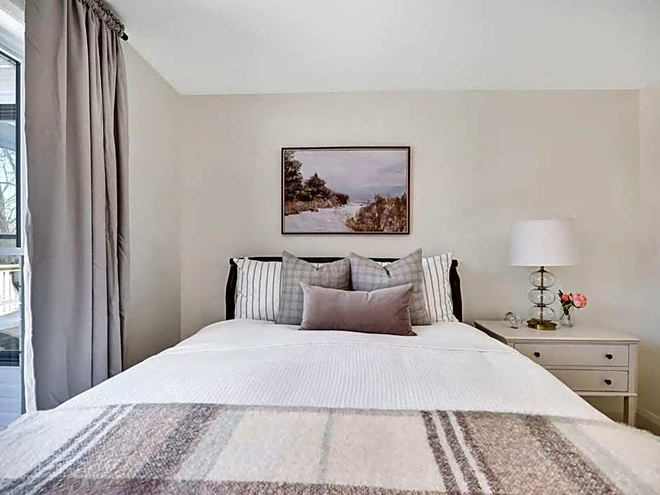 Gorgeous private retreat with hot tub