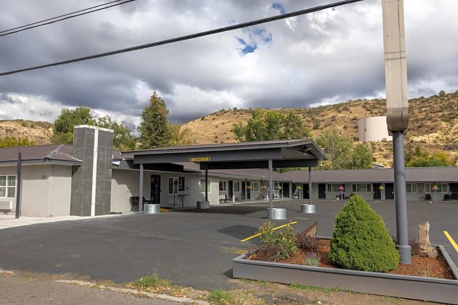 Oregon Trail Inn and Suites